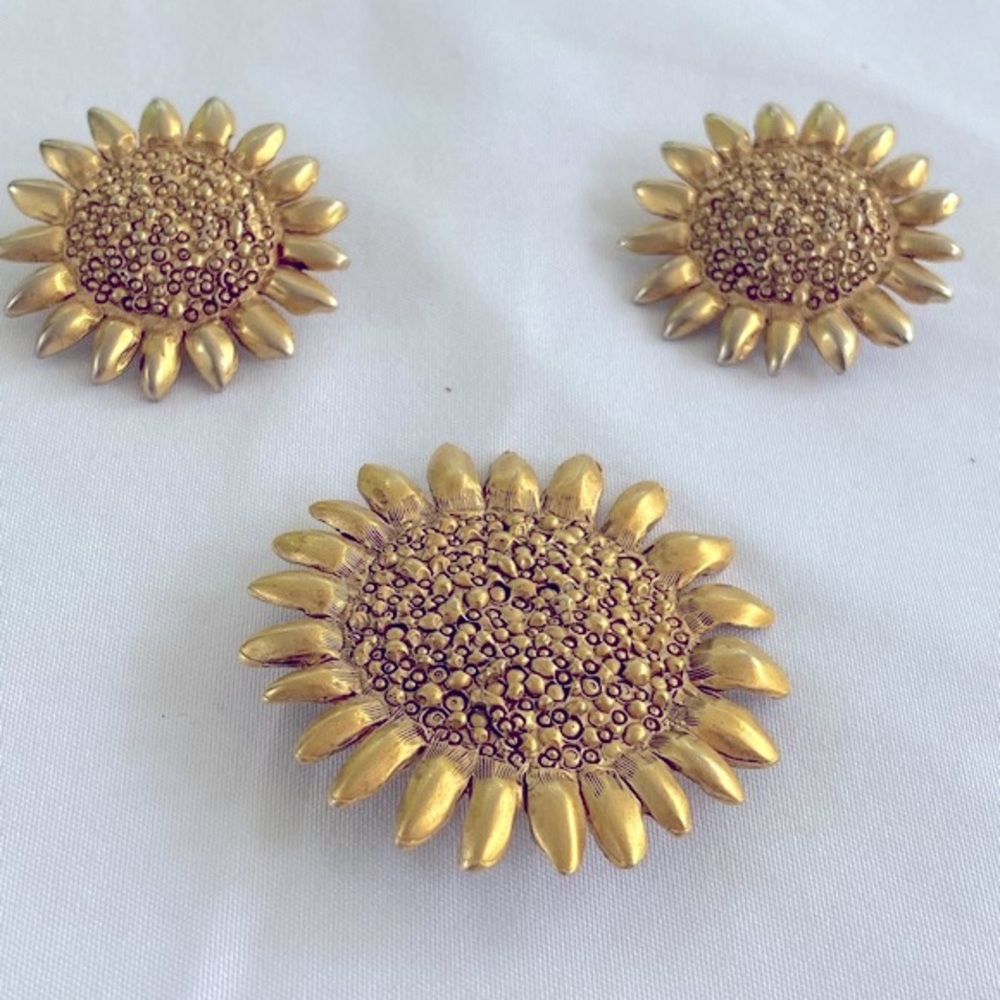 Vintage Gold Tone Sunflower Brooch & Earrings Set - Textured Matte Finish